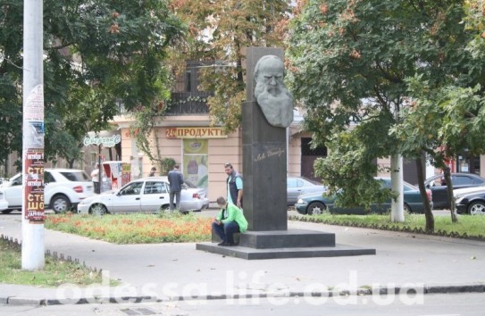 {Одесситы отказались менять название площади Толстого} Молдавские Ведомости