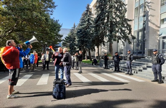 {Комбатанты свистят перед домом правительства, требуя новых льгот   } Молдавские Ведомости