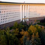 В следующий парламент могут пройти три партии и два блока