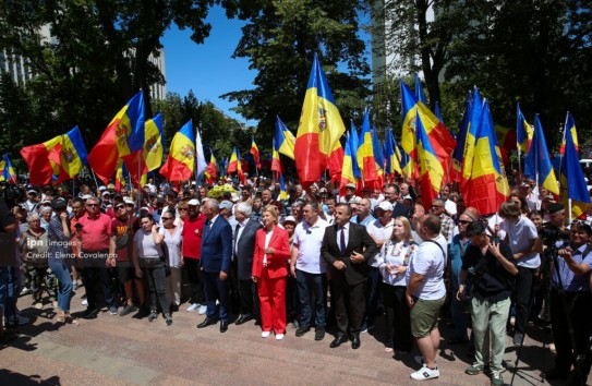 {Митинг оппозиции в день суверенитета} Молдавские Ведомости