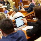 Законы для чиновников пишут чиновники, голосуют за них чиновники, промульгирует чиновница 