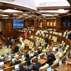 Социалисты и коммунисты покинули заседание парламента и вышли на протест