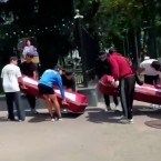 Избиратели принесли гробы к президентуре