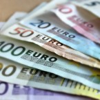 Средняя зарплата чиновников почти втрое выше средней по Украине