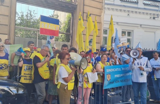 {В Румынии учителя угрожают бойкотом начала учебного года} Молдавские Ведомости