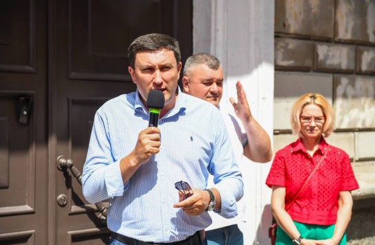 {Односталко: «Жить хорошо могут только избранные. Как вам их зарплаты?»} Молдавские Ведомости