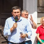 Односталко: «Жить хорошо могут только избранные. Как вам их зарплаты?»