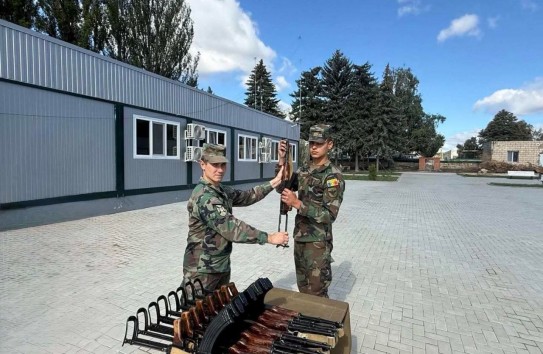 {Молдавским солдатам выдают российские автоматы Калашникова} Молдавские Ведомости