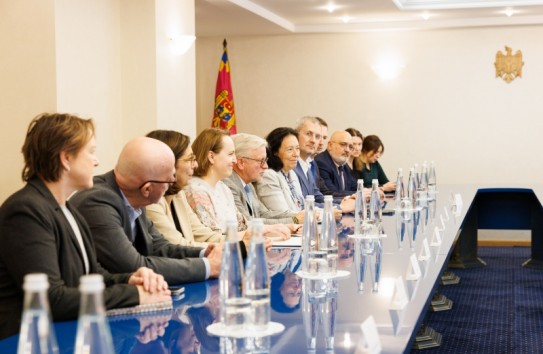 {Наблюдатели от ЕП будут следить за парламентскими выборами} Молдавские Ведомости