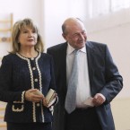 Супруга Бэсеску проголосовала на выборах в парламент Молдовы