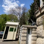 Наркоман, который пытался протаранить ворота посольства РФ в Бухаресте, оказался известным стоматологом