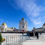 В национальный собор спасения румын люди стремятся как в мавзолей