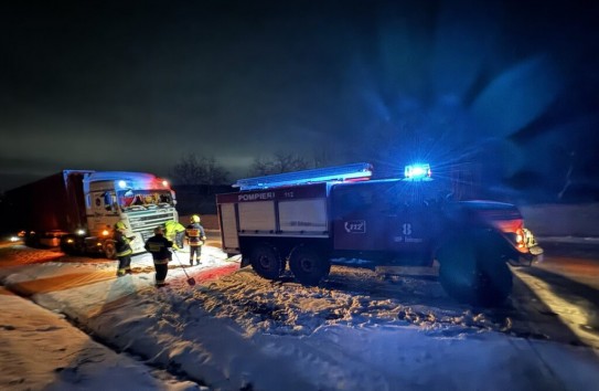 {Машины скорой помощи и автомобили заблокированы на дорогах} Молдавские Ведомости