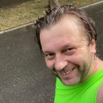 Алайба зарабатывает, сдавая в аренду свои полки в супермаркетах