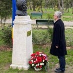 В Бухаресте в преддверии дня космонавтики возложили цветы к бюсту Гагарина