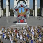 Политологи: что стоит за попытками стран Балтии и Молдавии помешать людям отпраздновать День Победы