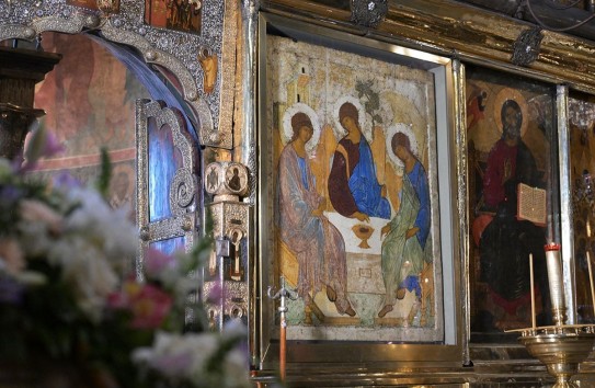{Ореховые ветви у дверей и молитвы в храмах: праздник Троицы} Молдавские Ведомости