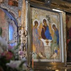 Ореховые ветви у дверей и молитвы в храмах: праздник Троицы