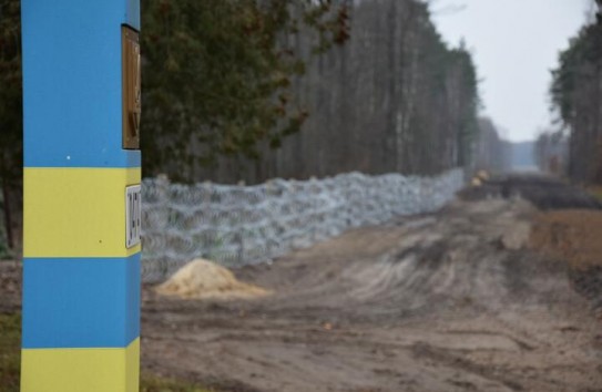 {Украина устанавливает противотанковые заграждения и колючую проволоку на границе с Беларусью} Молдавские Ведомости