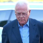 93-летний миллиардер обвиняется в сексуальных преступлениях, совершенных в прошлом веке