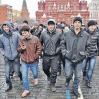 Россия ограничивает переезд семей иностранных работников