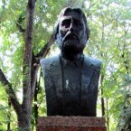 Госструктура при премьере Румынии призвала снести бюст Пэунеску