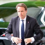 «Хотел бы присутствовать при примерке платья»