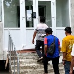 Около 80 иностранных работников, проживавших в вагонах, были размещены в общежитиях