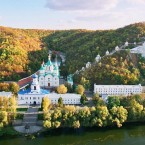 Группа неизвестных напала на монахов Святогорской Свято-Успенской лавры УПЦ