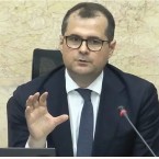Это не дефицит развития. Это дефицит поддержания штанов