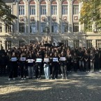 Румынские школьники пришли в чёрном в знак протеста против введения школьной формы