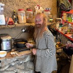 Россиянин уехал в Армению, где живет в землянке 