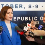Санду: Посольство Молдовы в Москве закрывать не будут