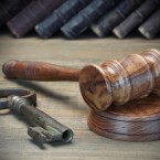 Судьи судят по законам, которые и конституционны, и неконституционны