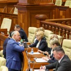 Социалисты предлагают приостановить приватизацию и сократить расходы