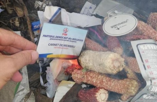 {Демократы сжигают партийные билеты?   } Молдавские Ведомости